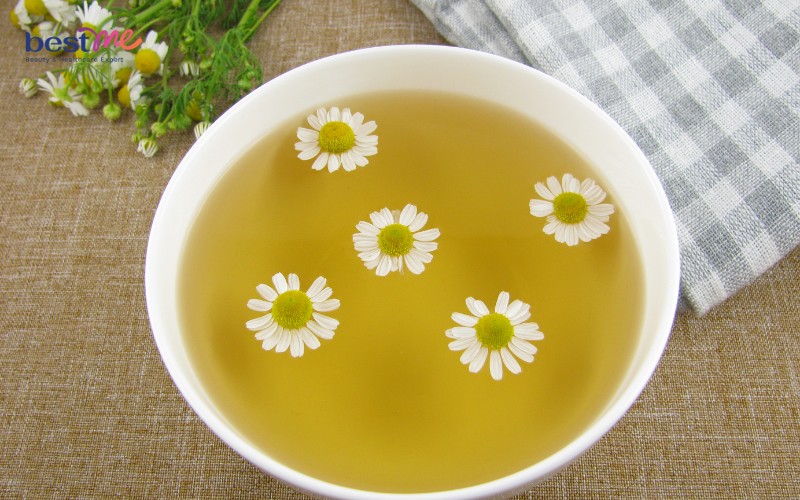 Xông hơi trị mụn ẩn bằng hoa cúc