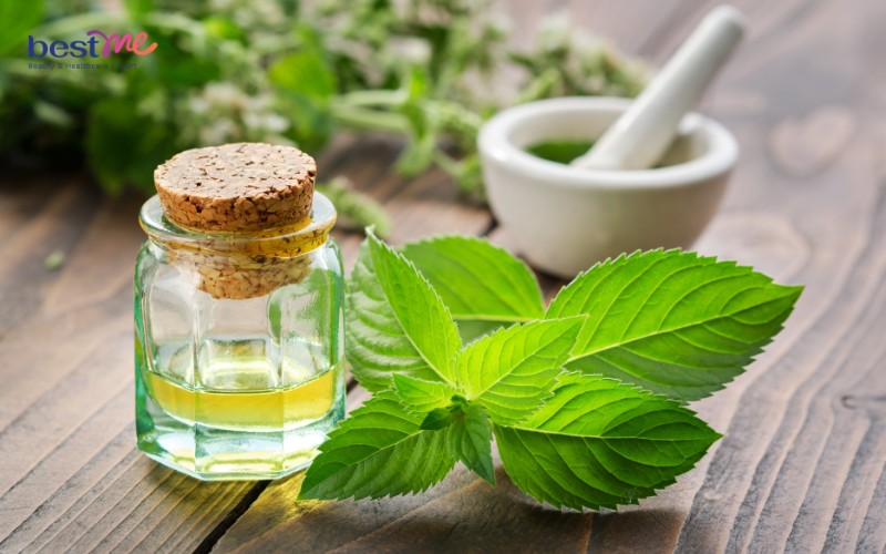 Xông hơi trị mụn ẩn bằng tinh dầu bạc hà